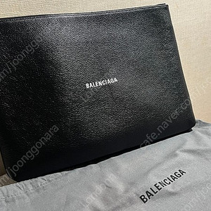 발렌시아가(BALENCIAGA) 로고 플랫 클러치