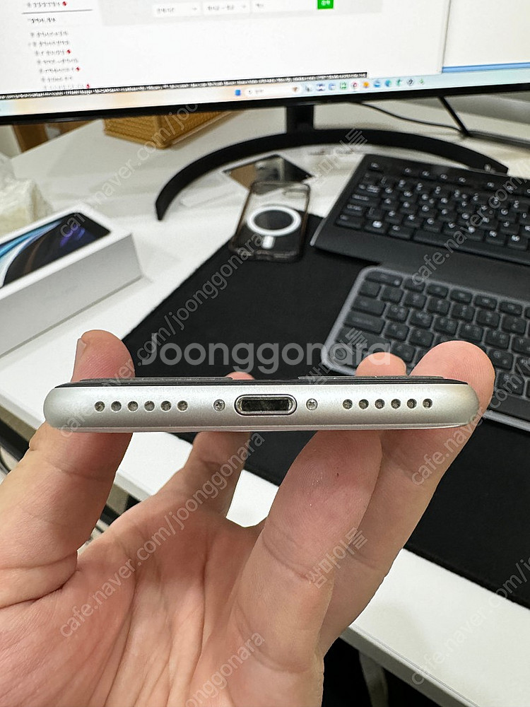 대전] 아이폰 SE2 256gb 화이트 박스풀 팝니다--3