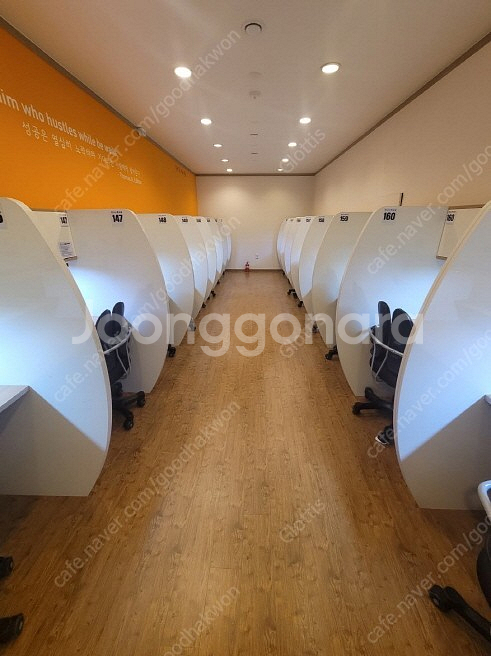 독서실 책상 낮은형 무료나눔합니다.--2