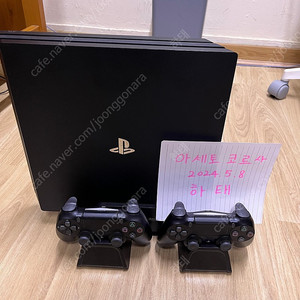 PS4 PRO (7218B, 1TB), 듀얼쇼크 2개, 타이틀 3개, 본체 쿨링& 듀얼쇼크 충전 거치대 일괄 판매합니다.