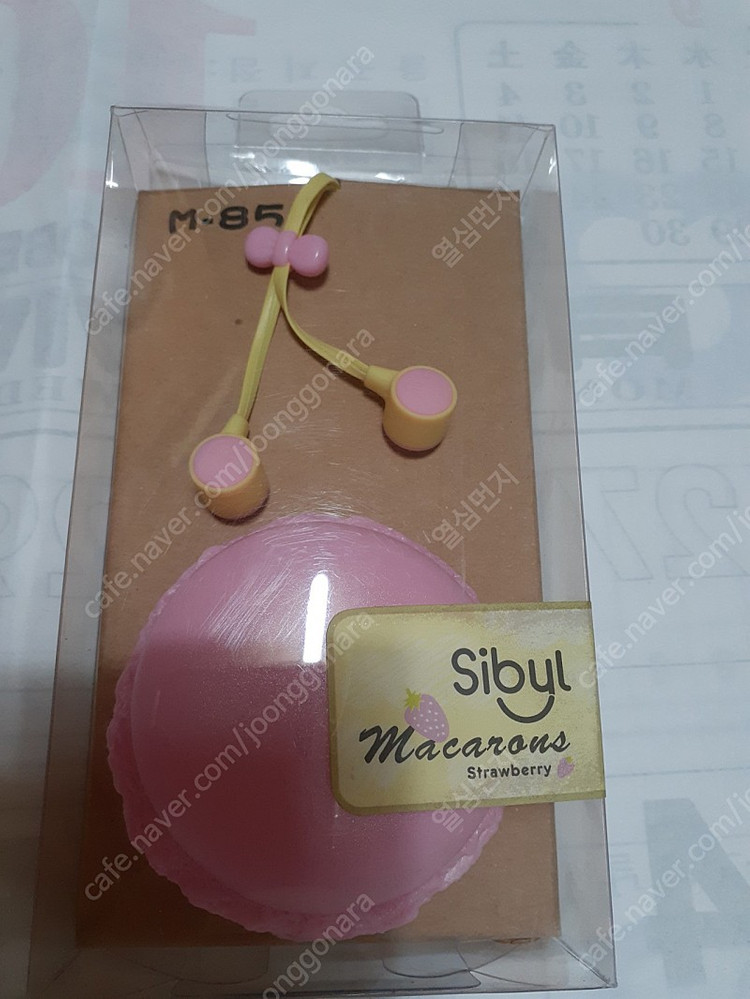 마카롱 이어폰 새거입니다 예쁜니다 귀여워요 필요하신 분들은 편하게 사용하세요 6000원 직거래 가능해요 이미지