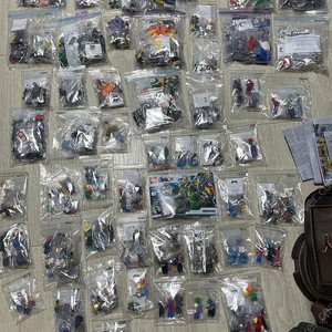 레고(LEGO) 마블/DC 슈퍼히어로 미니피규어 (무기, 악세사리포함) 미사용 새제품 몇 가지 판매합니다.