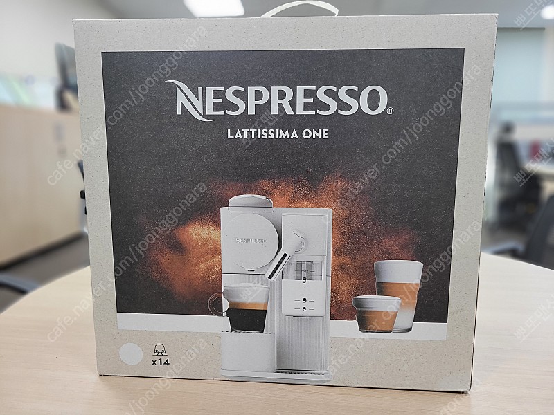 네스프레소 캡슐 커피머신 라티시마원 F121 판매합니다.