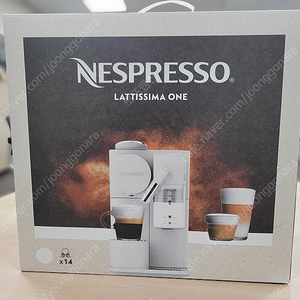 네스프레소 캡슐 커피머신 라티시마원 F121 판매합니다.