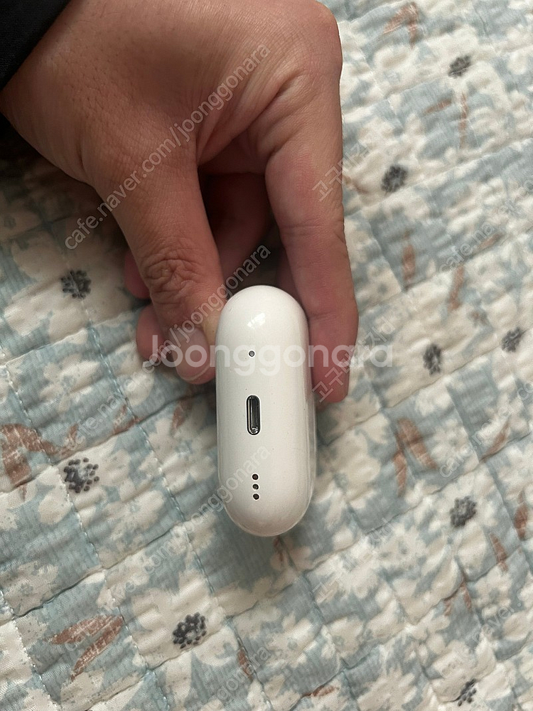 에어팟프로 2세대 본체 팝니다(8핀)--1
