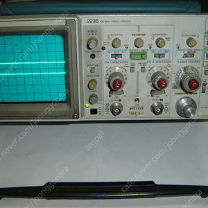 Analoge Oscilloscope ( TEK 2235 )