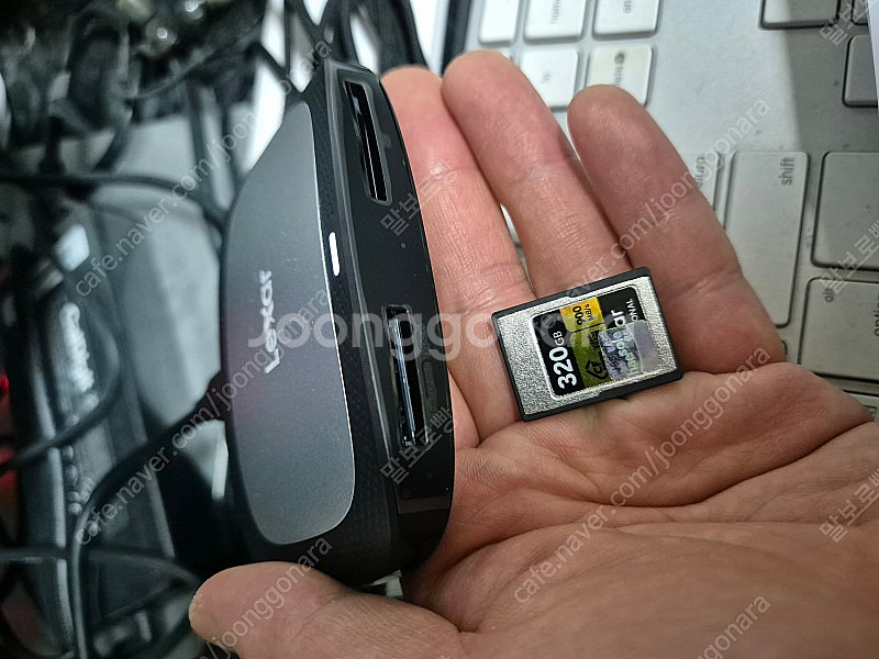 렉사 Lexar cfexpress type a gold 320gb + 렉사 리더기 포함 판매합니다. 구매한지 보름도...--0