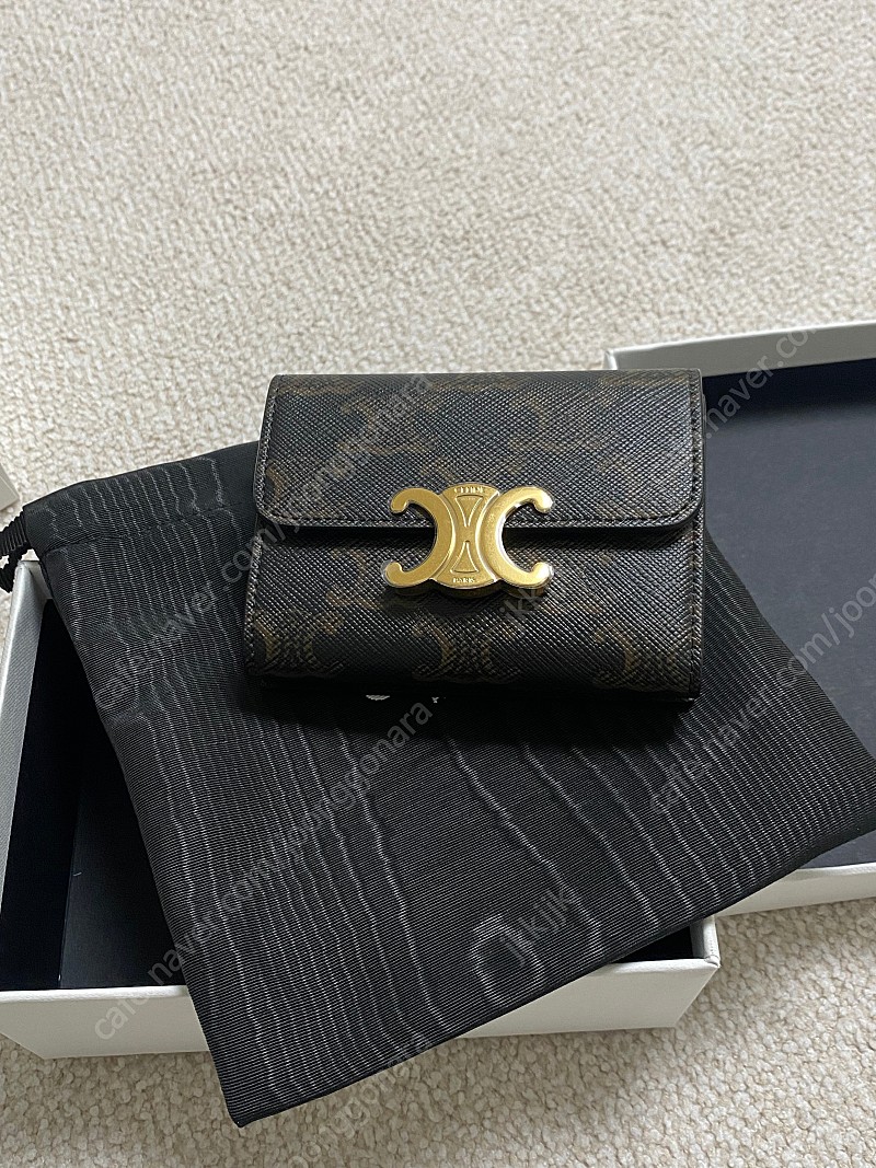 셀린느 트리옹프 컴팩트 지갑(새상품)