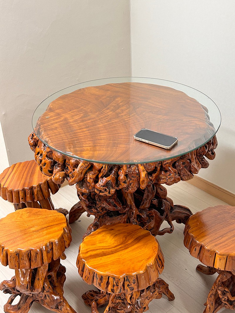 고급 향나무 뿌리공예 괴목 식탁+의자4개 판매합니다