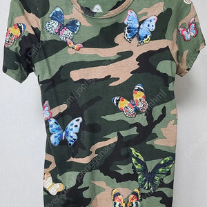 나비 자수 티셔츠