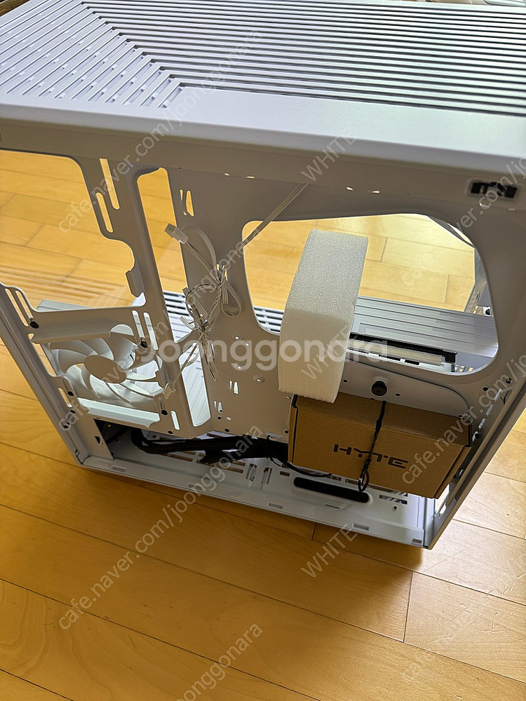 HYTE Y40 스노우 화이트 판매--1