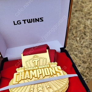 LG트윈스 러브기빙데이 우승 기념 한정판 메달판매합니다.