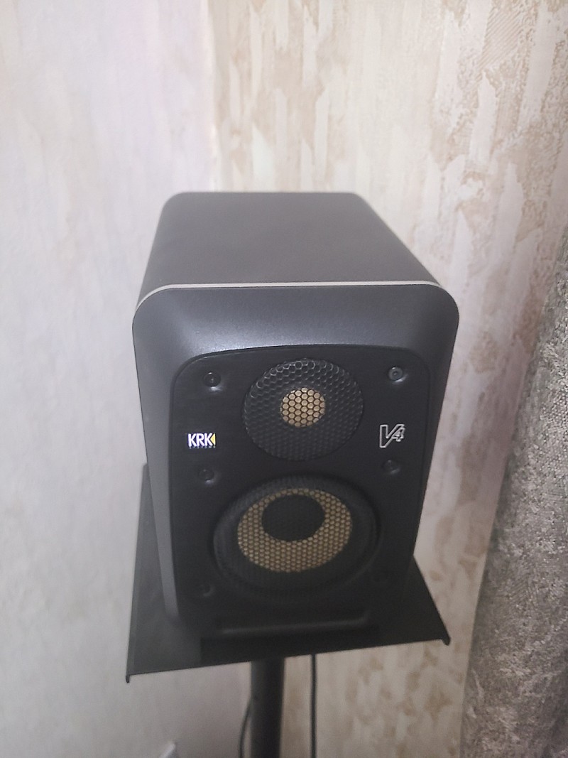 KRK V4S4 모니터링스피커 + IMI 스피커 받침대 일괄 판매합니다.