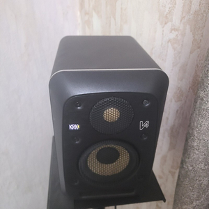 KRK V4S4 모니터링스피커 + IMI 스피커 받침대 일괄 판매합니다.