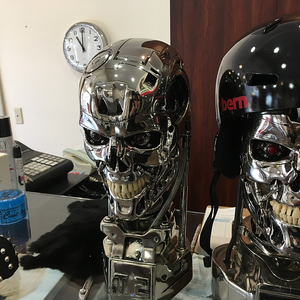 터미네이터 t-800 라이프 사이즈 팝니다.