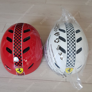(가격내림)어린이용 페라리 헬멧 빨강색, 흰색 각각 25,000원에 판매합니다.