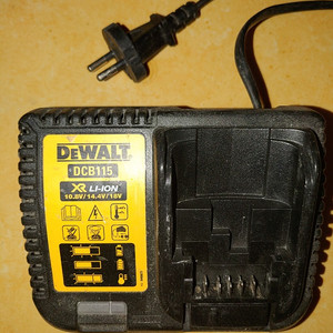 디월트 충전기 (DCB115)
