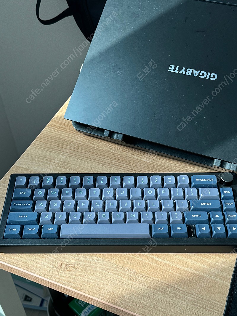 gmk67 블랙 + 바다소금축 커스텀 키보드 싸게 팔아요