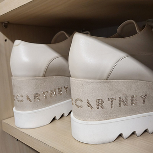 스텔라 맥카트니 부산롯데본점에서 구매한 제품입니다ㅡ굽높은 신발을 안신는데ㅡ혹해서 구매했는데ㅡ한번시착하고 결국 신발장에 모셔두었네요ㅡ상태 깨끗합니다ㅡ