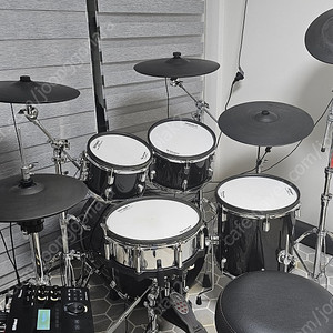 롤랜드 VAD506 + 200만원 상당의 각종 드럼 하드웨어 세트로 판매합니다