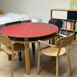 언커먼하우스 대물림 원형 테이블