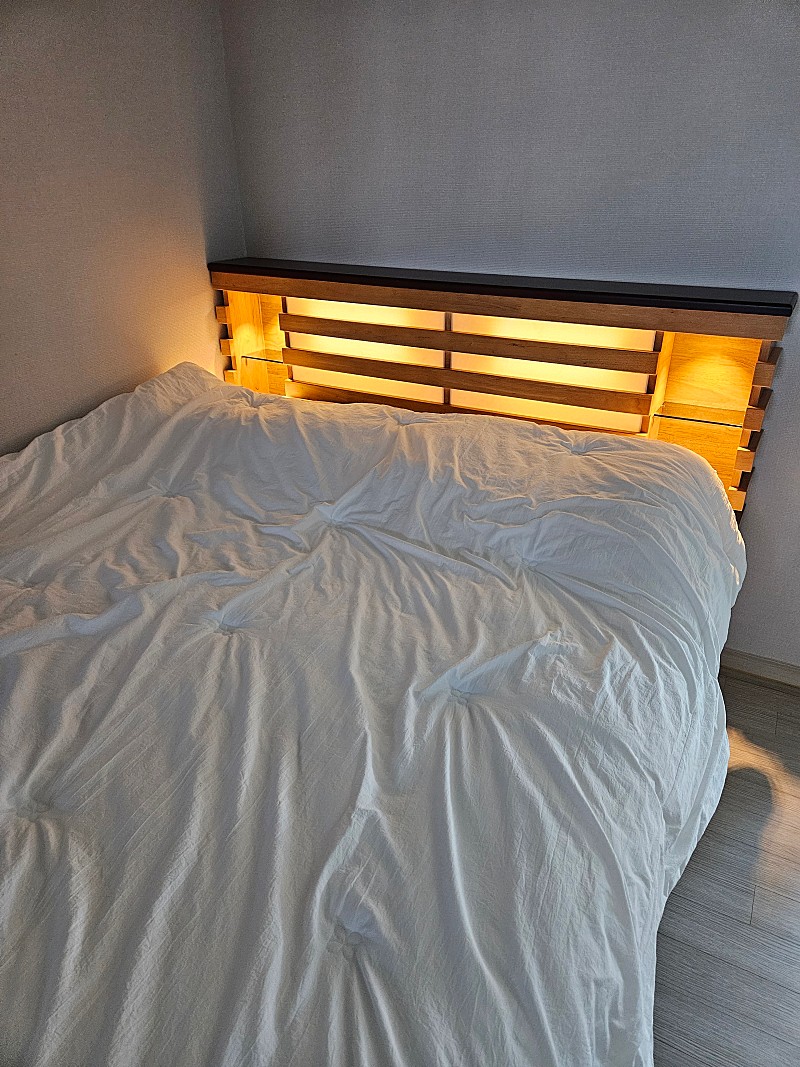 세날리아 침대 퀸 매트리스 + 프레임 (상태깨끗)