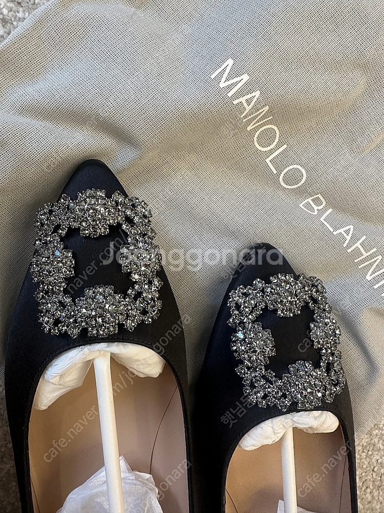 MANOLO BLAHNIK 한기시 실크새틴 주얼버클 플...--1