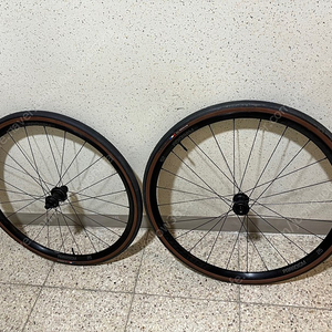 Bontrager Paradigm Comp 25 TLR Disc Road Wheel