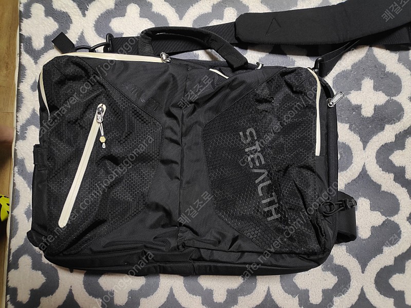 밀레케쥬얼서류가방,노트북가방,크로스백,백팩겸용(스텔스디자인), 블랙색상에 흰색지퍼배색