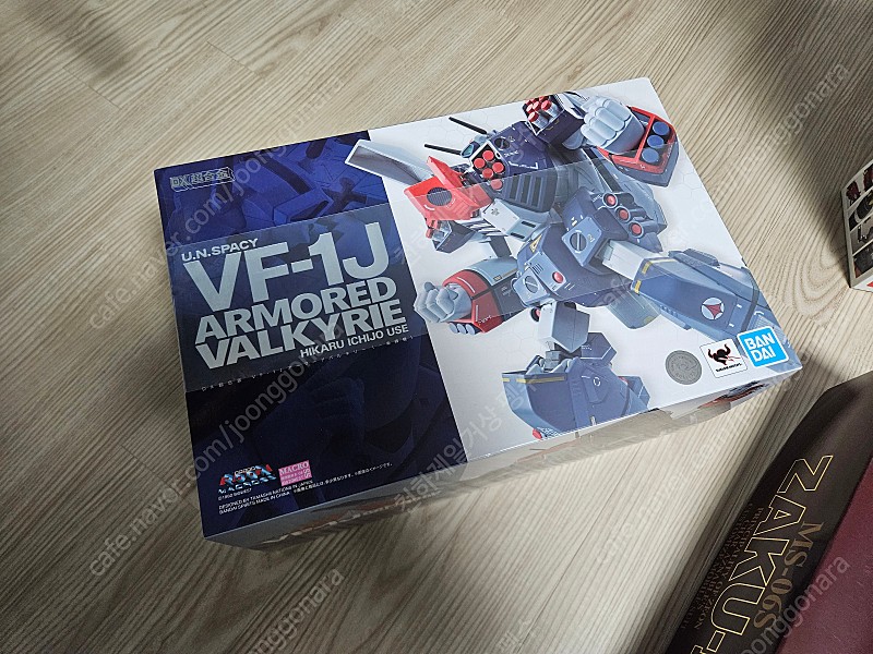 반다이 DX초합금 마크로스 VF-1J 아머드 발키리 판매합니다.