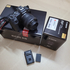 캐논 R8 미러리스 카메라 + RF 35mm 1.8 렌즈 판매합니다.