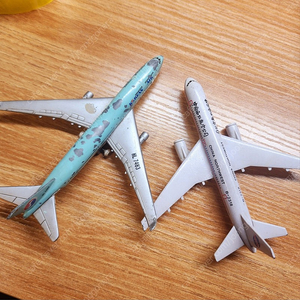 대한항공과 중국 비행기 모형 2종 중고감있음.