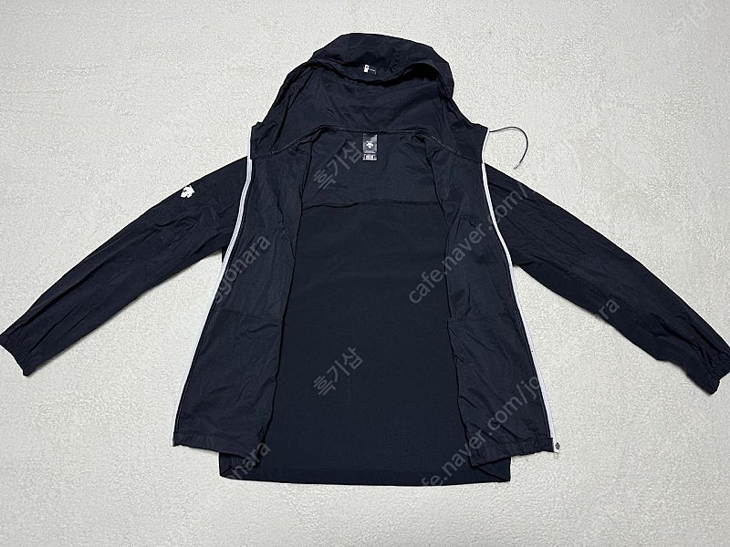 데상트 러닝 에어그리드 초경량 바람막이 후드 자켓 남성용 105사이즈 판매합니다 이미지