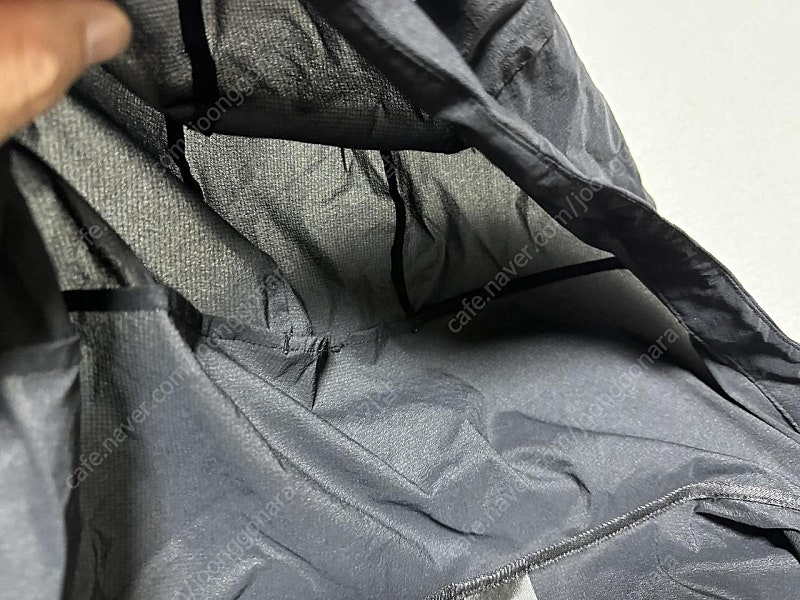 데상트 러닝 에어그리드 초경량 바람막이 후드 자켓 남성용 105사이즈 판매합니다 이미지