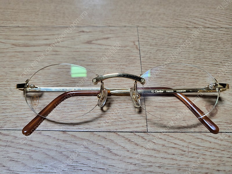 새 상품 상태 까르띠에 산토스 유광 골드 티타늄 무테 안경 팝니다. (데모 렌즈 및 구성품 보유)