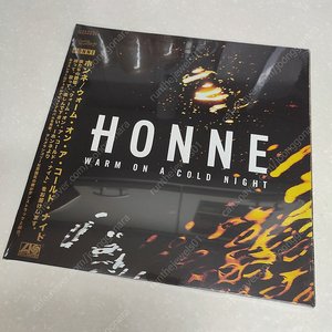 자켓손상 가격인하 / Honne (혼네) - Warm On A Cold Night (LP) 검정바이닐