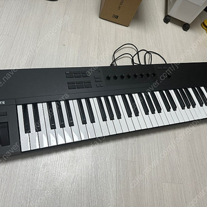 Komplete kontrol A61 마스터 키보드 판매합니다