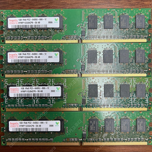 하이닉스 1GB PC2-5400U 메모리 4개 (총 4GB) 8천원 (택포) 판매합니다.