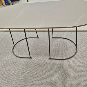 Muuto Airy Coffee Table Medium 무토 에어리 커피테이블 그레이 색상.