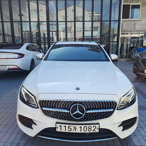 보증기간 남아있는 벤츠 e300 amg line 19년식 4만9천키로 판매합니다.