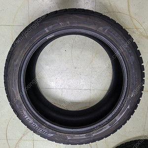 285 45 22 브릿지스톤 윈터 타이어 한대분 판매합니다.