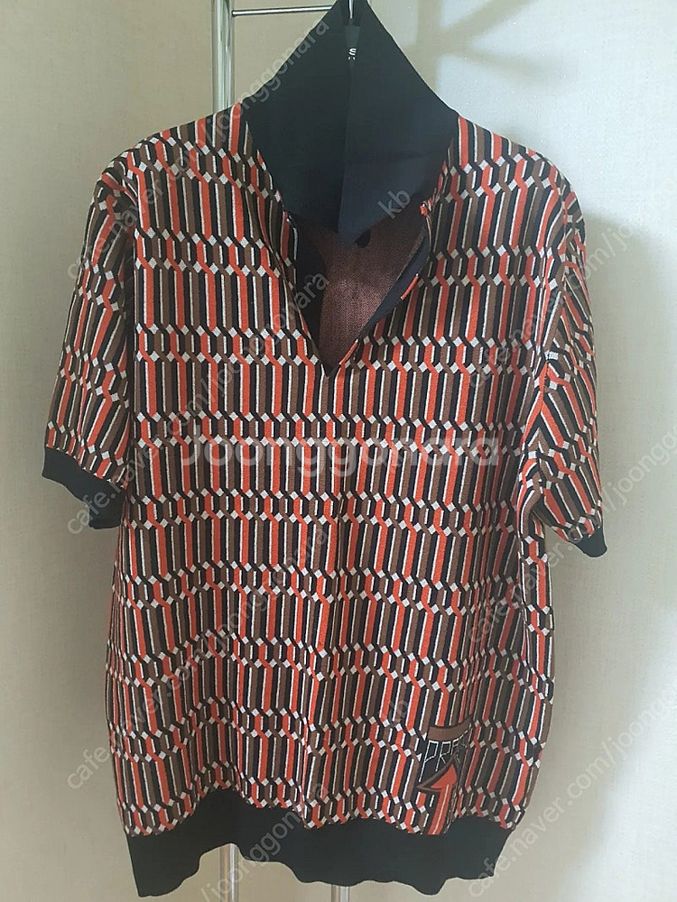 프라다 남성 카라반팔 니트 판매합니다!--0