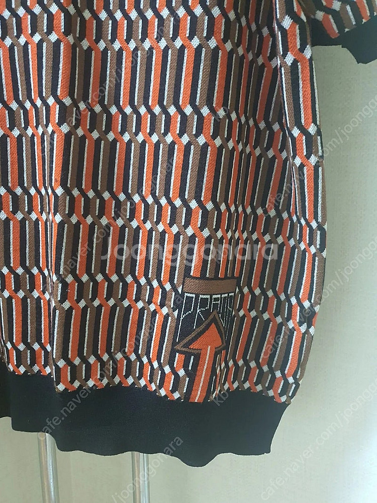 프라다 남성 카라반팔 니트 판매합니다!--3