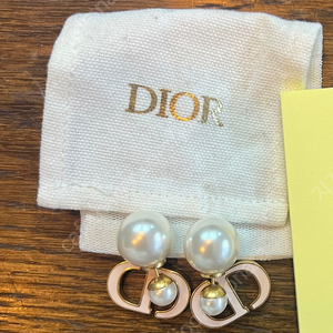 디올 트라이벌 진주 귀걸이. dior.