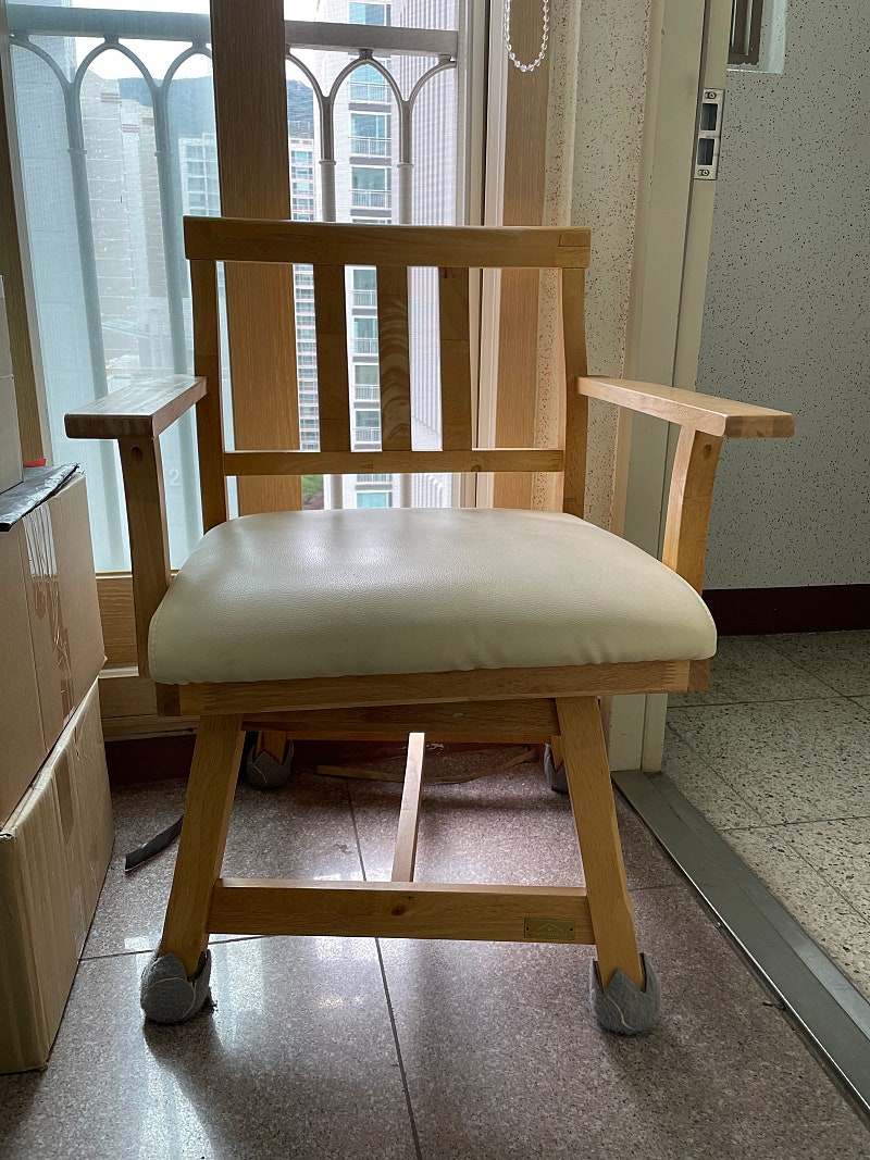 원목 회전 의자