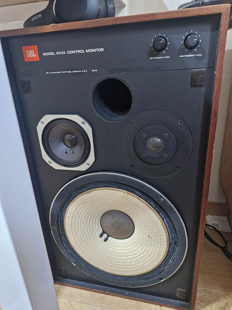 JBL 4312 A 우드마감 판매합니다.