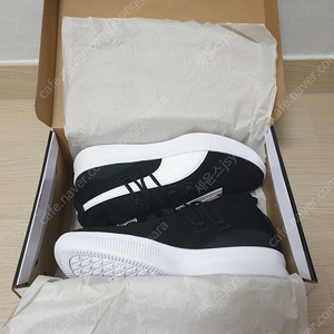 PUMA clyde Court GW 푸마 클라이드 코트 박스 새제품 판매합니다. 사이즈 270mm 블랙 색상 191712 12