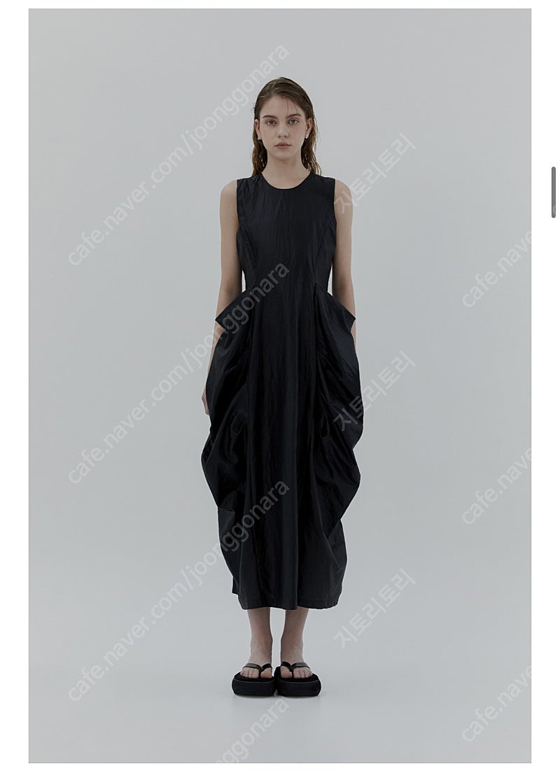 트리밍버드 드레이프 포켓 슬리브리스 드레스 블랙