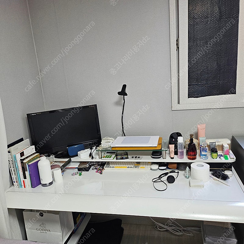 델타 게이밍 컴퓨터 책상 (1600사이즈) - 화이트 / 프린터,본체 받침대 포함