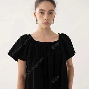 킨더살몬 wavy smocked blouse black